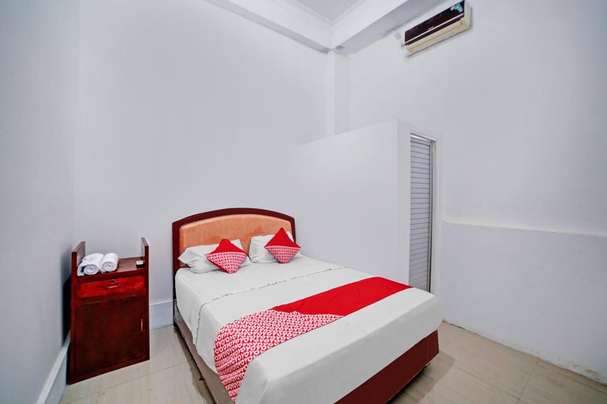 Oyo 90387 Sepakat Guest House Medan Exterior photo